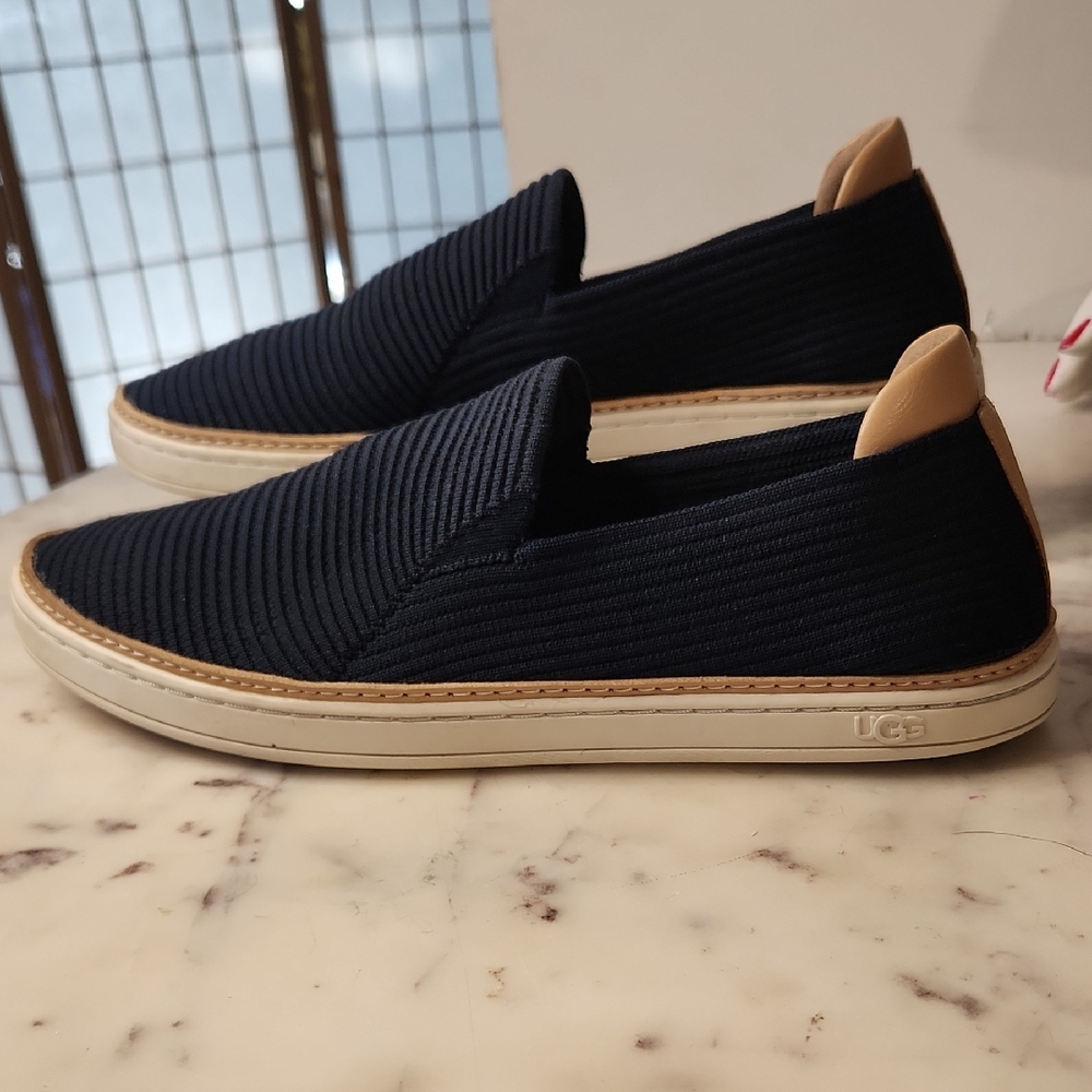 UGG Women's Dark Blue and Tan Loafers Sz 10